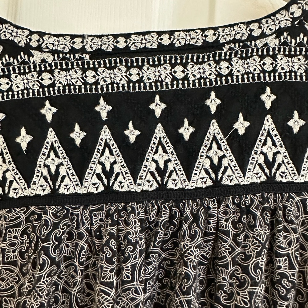 Lucky Brand | Top Black White Embroidered Long Sleeve V Neck- Size 2x - Picture 7 of 9